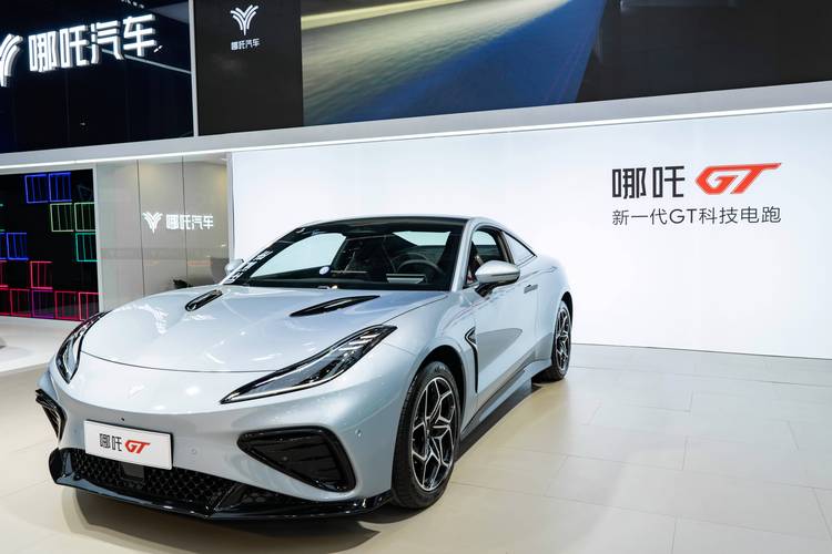 东莞190哪吒汽车在智能汽车领域的表现，领途汽车在新能源汽车市场中的影响力